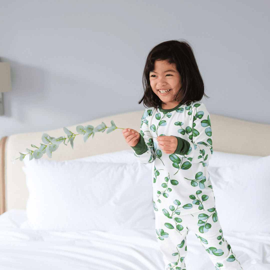 Erhaltlich fur Kinder im Alter von 2 bis 6 Jahren. Zweiteiliges Pyjama Set mit niedlichen Motiven. Hergestellt aus wunderbar weichem Bambus einer nachhaltigen Wahl. Jetzt kaufen bei Zipster